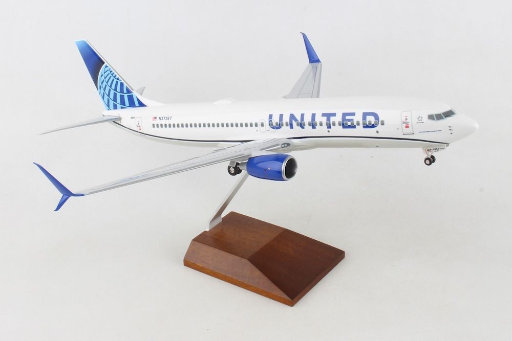 Boeing 737-800 United N37267 W/WOOD STAND & GEAR