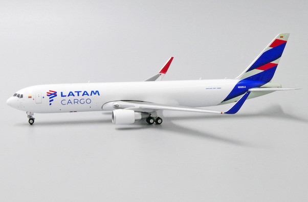 Boeing 767-300F(ER) LATAM Cargo N532LA With Antenna
