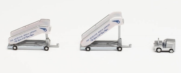 Airport Accessories Historic Stairs (2 st.) + tractor (1 st.) Pan American