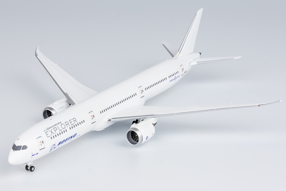 Boeing 787-10 Dreamliner Boeing House Colours N8290V Demonstrator Explorer